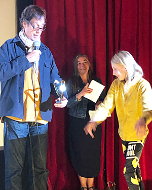 Signe Westerberg vann priset för Bästa rolltolkning och tog emot priset av dagens konferencier, filmaren Thomas Nordanstad, och filmprojektets Marie Björs.
